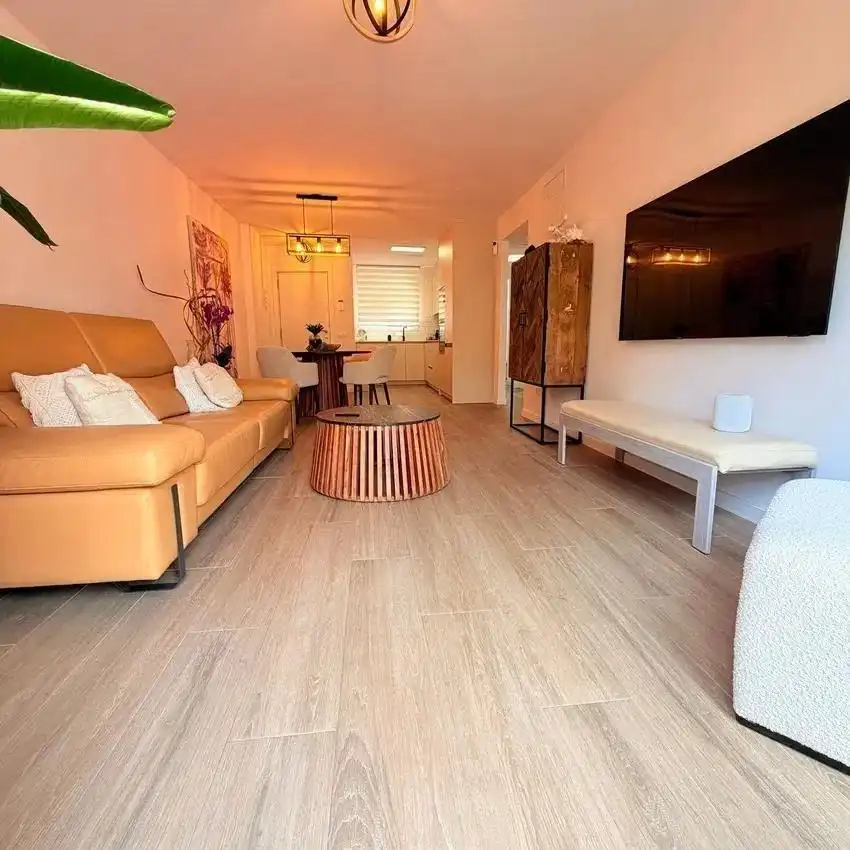 Sala de estar de Ático en venta en Marbella con Aire acondicionado, Calefacción y Jardín privado