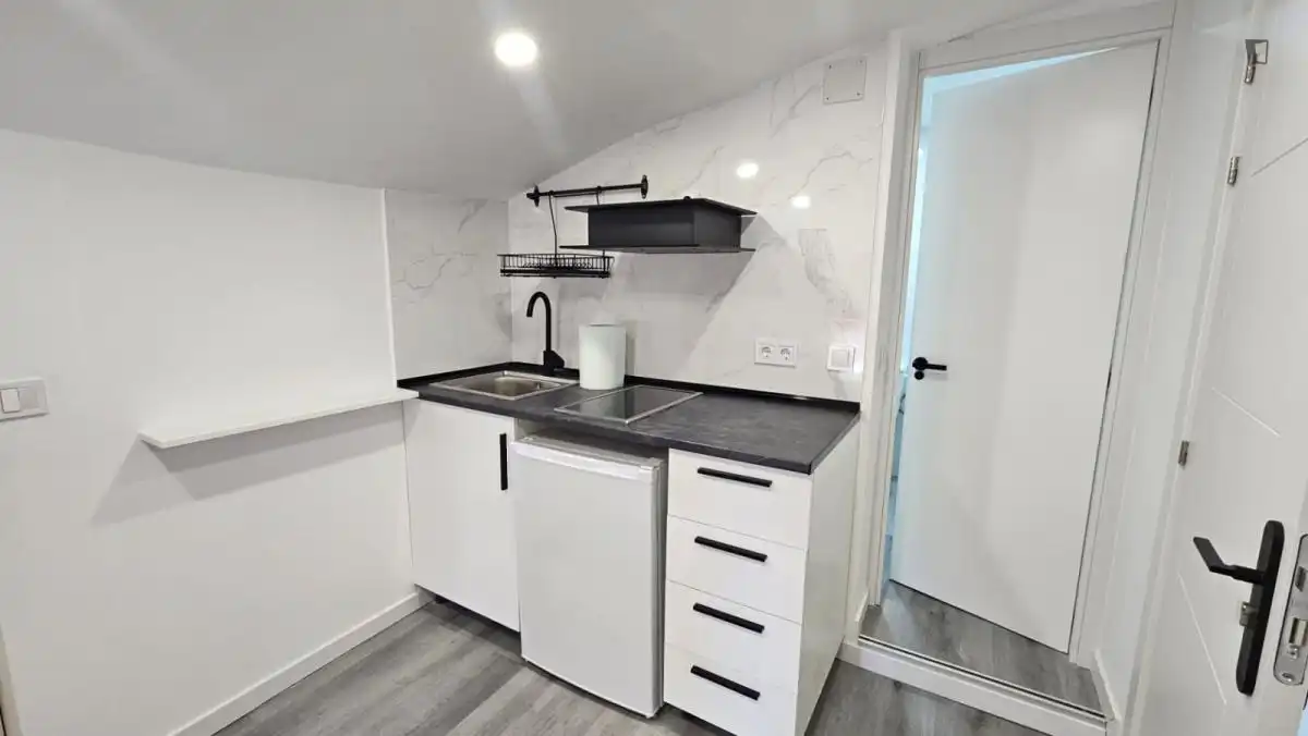 Cocina de Estudio de alquiler en Madrid con Aire acondicionado, Calefacción y Amueblado