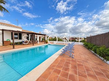 Chalet con piscina en venta en Cala Llonga - Sa Mesquida