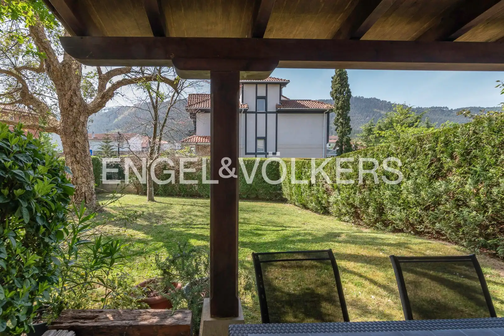Terrasse von Einfamilien-Reihenhaus zum Verkauf in Gamiz-Fika mit Heizung, Privatgarten und Terrasse