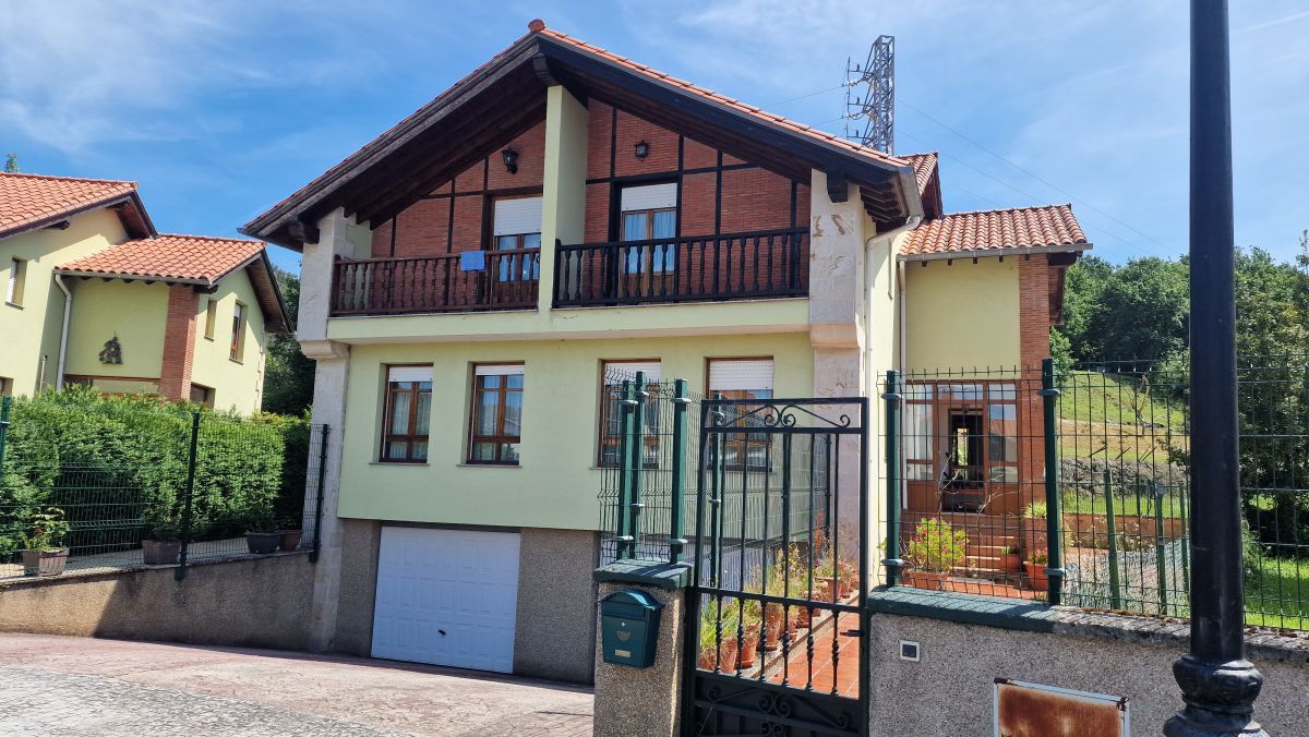 Vista exterior de Casa o xalet en venda en Cabezón de la Sal amb Calefacció, Terrassa i Traster