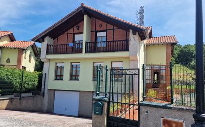 Vista exterior de Casa o xalet en venda en Cabezón de la Sal amb Calefacció, Terrassa i Traster