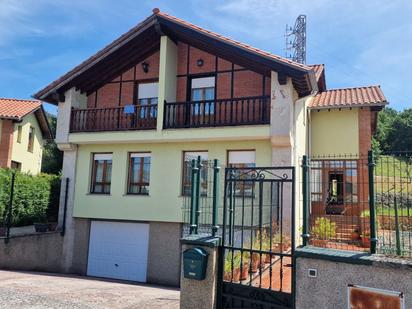 Vista exterior de Casa o xalet en venda en Cabezón de la Sal amb Terrassa i Balcó