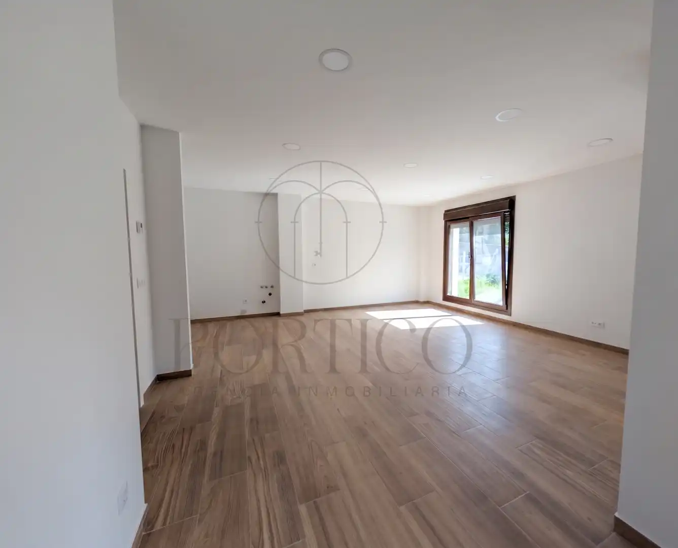 Sala d'estar de Casa o xalet en venda en Tui amb Calefacció, Jardí privat i Traster