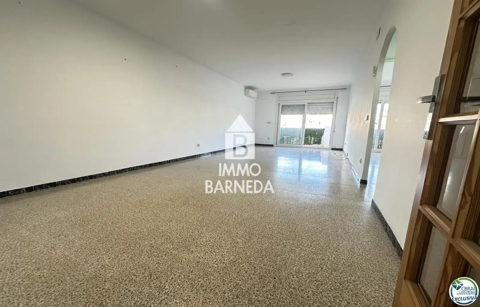 Vista exterior de Pis en venda en Empuriabrava amb Aire condicionat, Calefacció i Terrassa