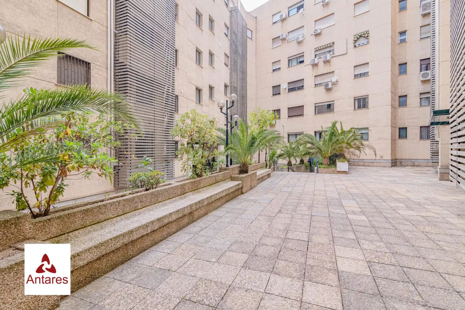 Vista exterior de Piso en venta en Granada con Calefacción y Amueblado