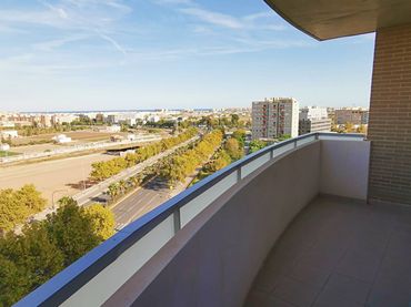 Flat with pool to rent in Calle Santa Genoveva Torres 23