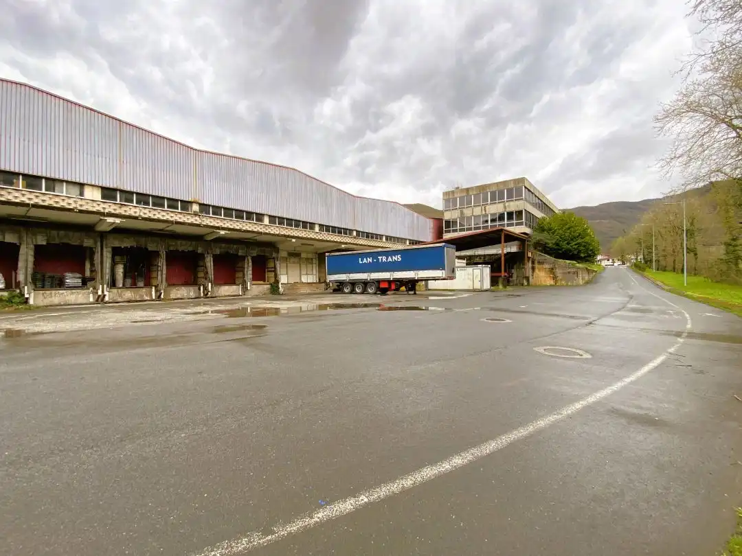Außenansicht von Fabrikhallen zum Verkauf in Azpeitia
