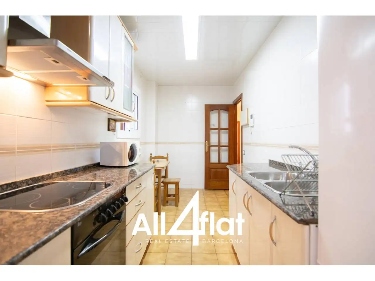 Cocina de Piso de alquiler en Barcelona con Parquet y Balcón