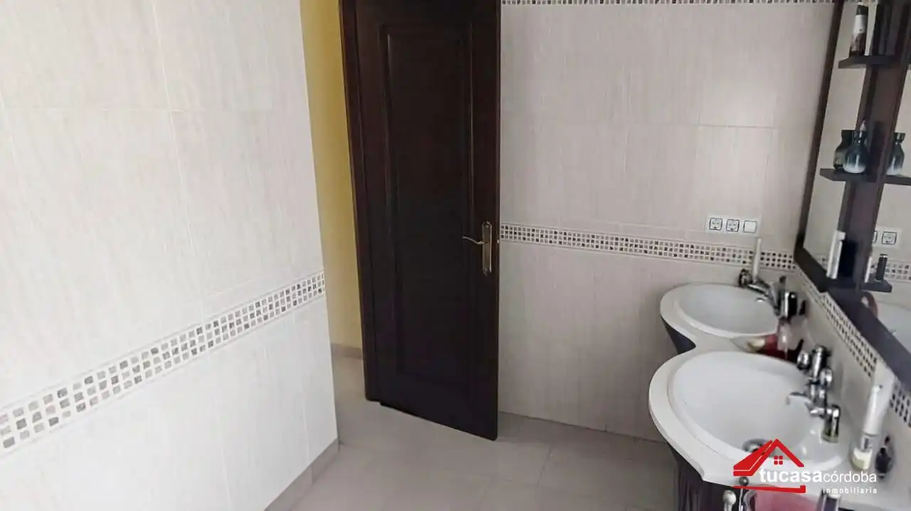Bany de Casa o xalet en venda en Córdoba amb Aire condicionat, Terrassa i Traster