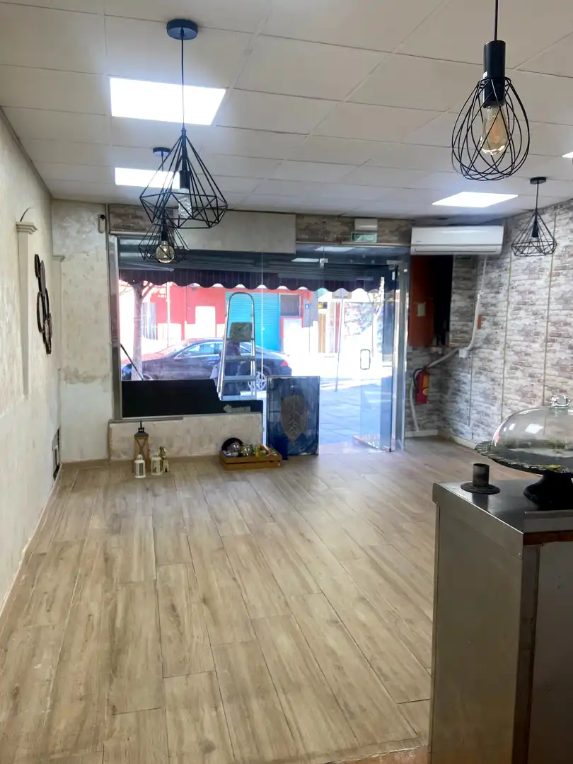 Locale commerciale in affitto a Canovelles