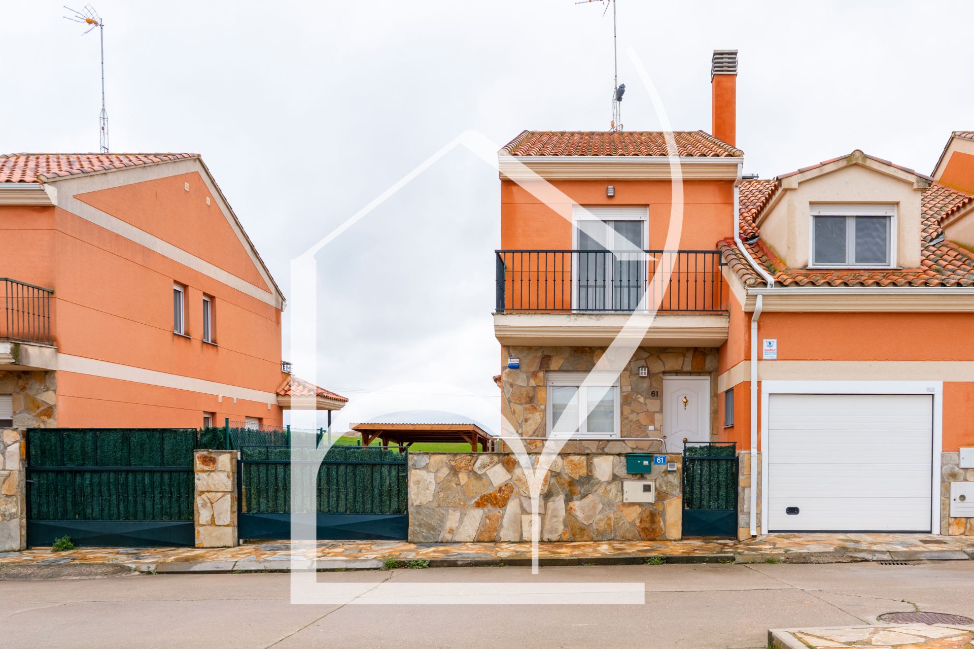 Außenansicht von Einfamilien-Reihenhaus zum Verkauf in Arapiles mit Heizung, Privatgarten und Schwimmbad