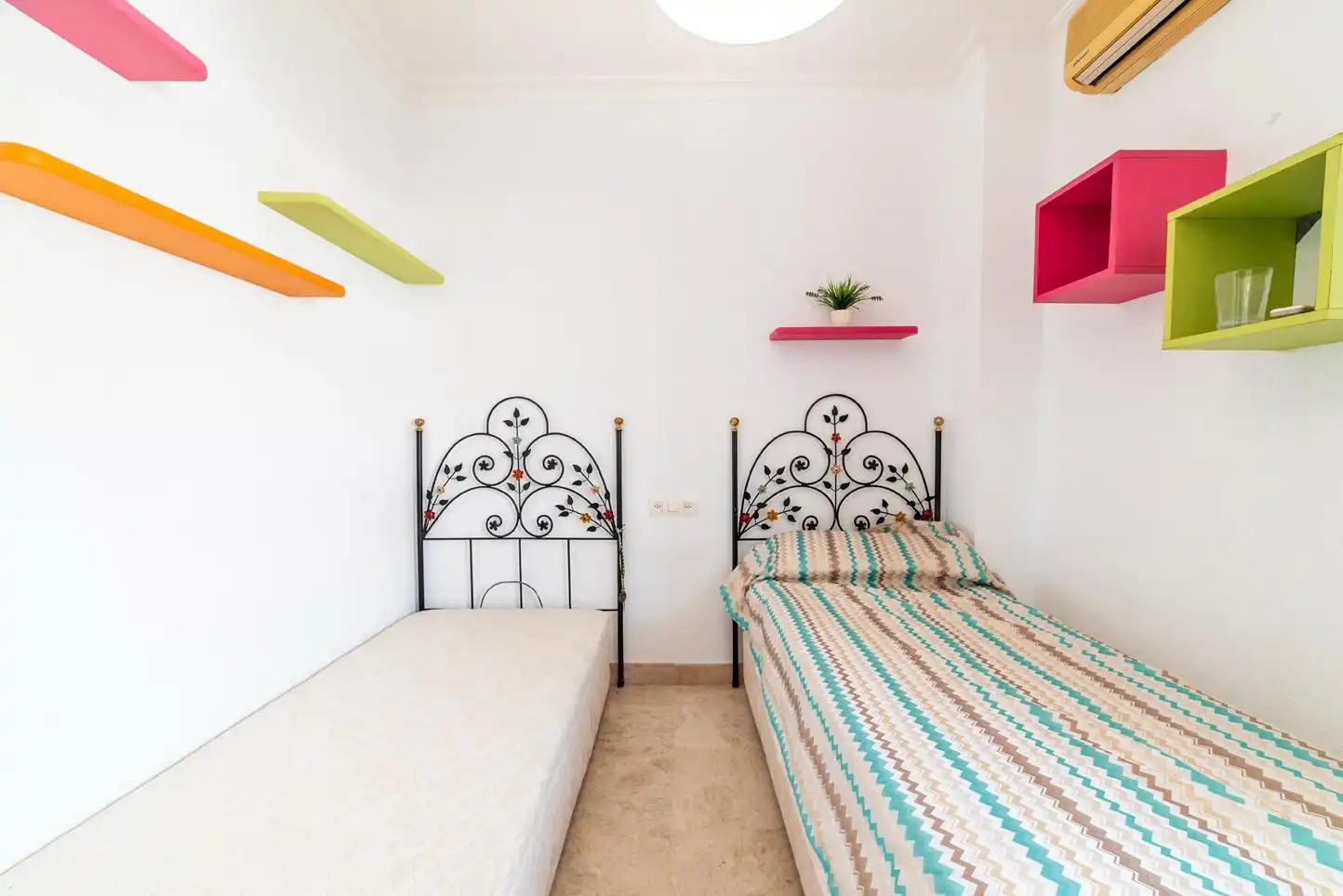 Dormitori de Casa o xalet en venda en Montequinto amb Aire condicionat, Jardí privat i Piscina