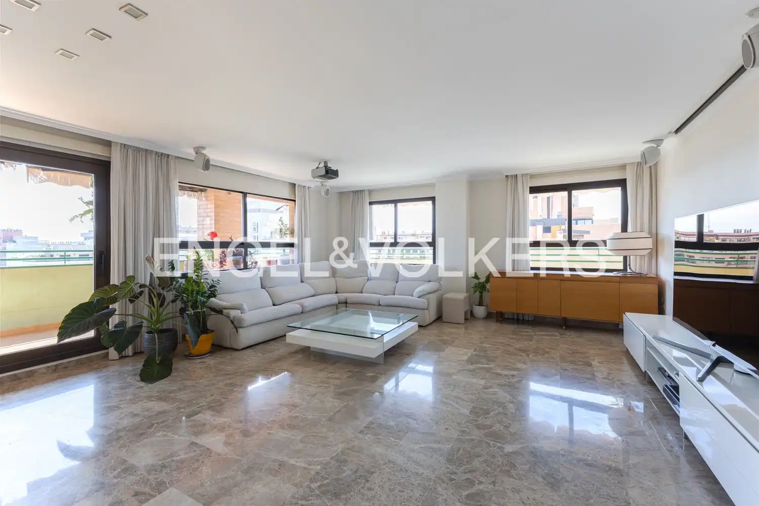 Außenansicht von Wohnung zum Verkauf in Valencia mit Klimaanlage, Heizung und Terrasse