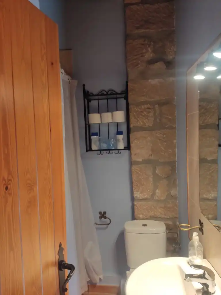 Baño de Finca rústica en venta en Valdeltormo con Calefacción, Jardín privado y Terraza