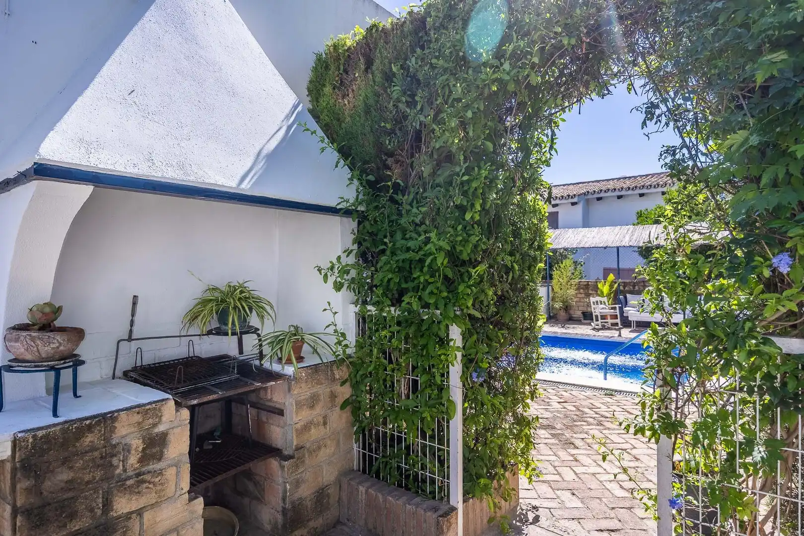 Schwimmbecken von Haus oder Chalet zum Verkauf in Tomares mit Klimaanlage, Heizung und Privatgarten