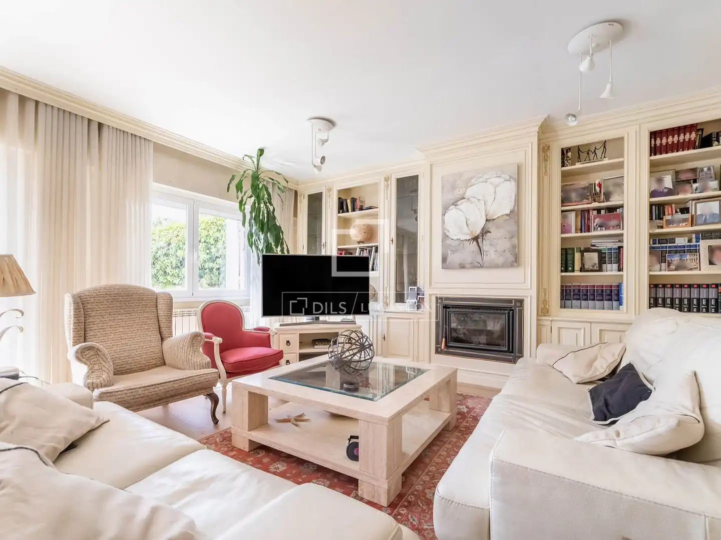 Sala d'estar de Casa o xalet en venda en Majadahonda amb Aire condicionat, Jardí privat i Terrassa