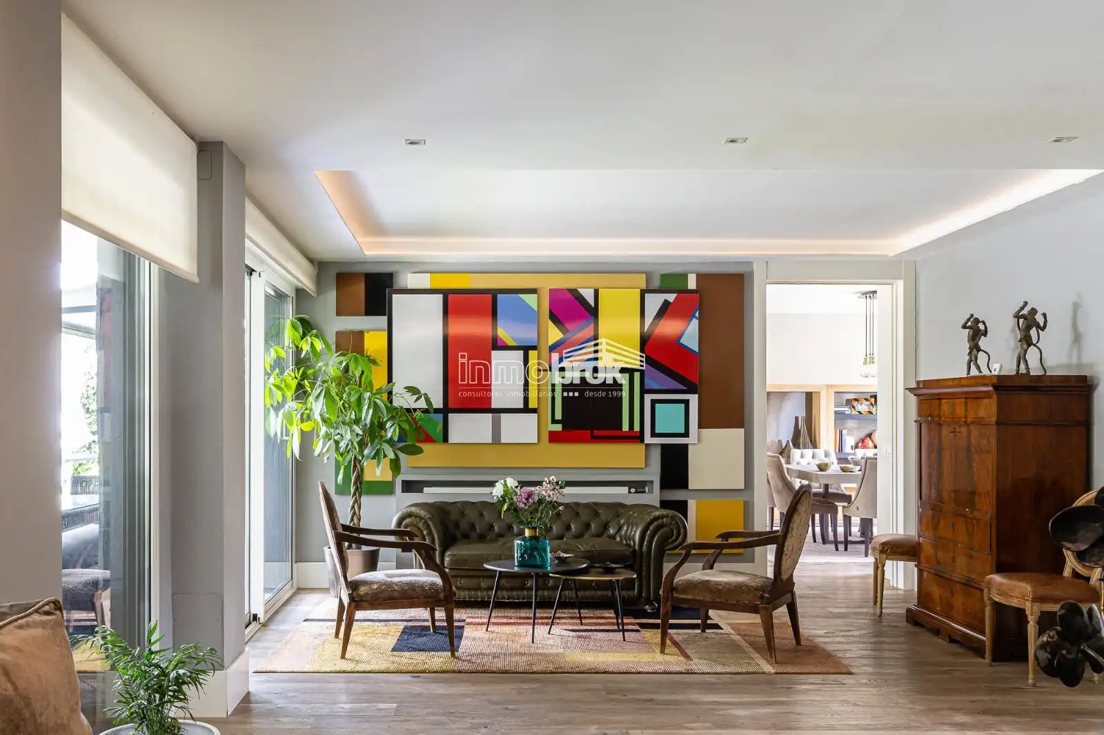 Sala d'estar de Casa adosada en venda en La Moraleja amb Aire condicionat, Terrassa i Traster