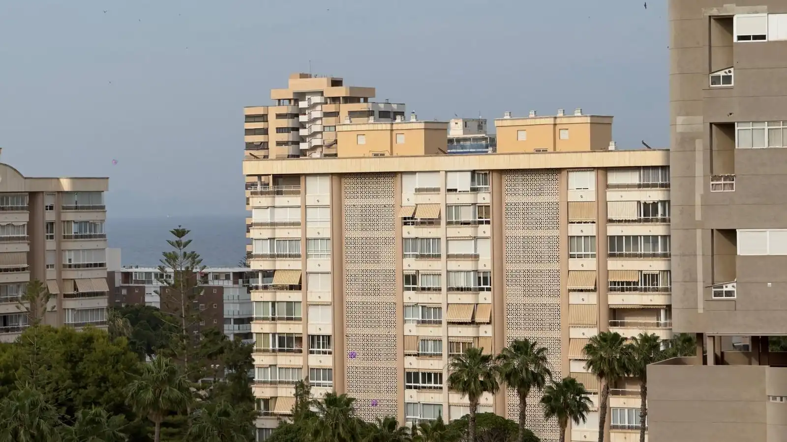 Außenansicht von Wohnung zum Verkauf in Alicante / Alacant mit Klimaanlage, Heizung und Privatgarten