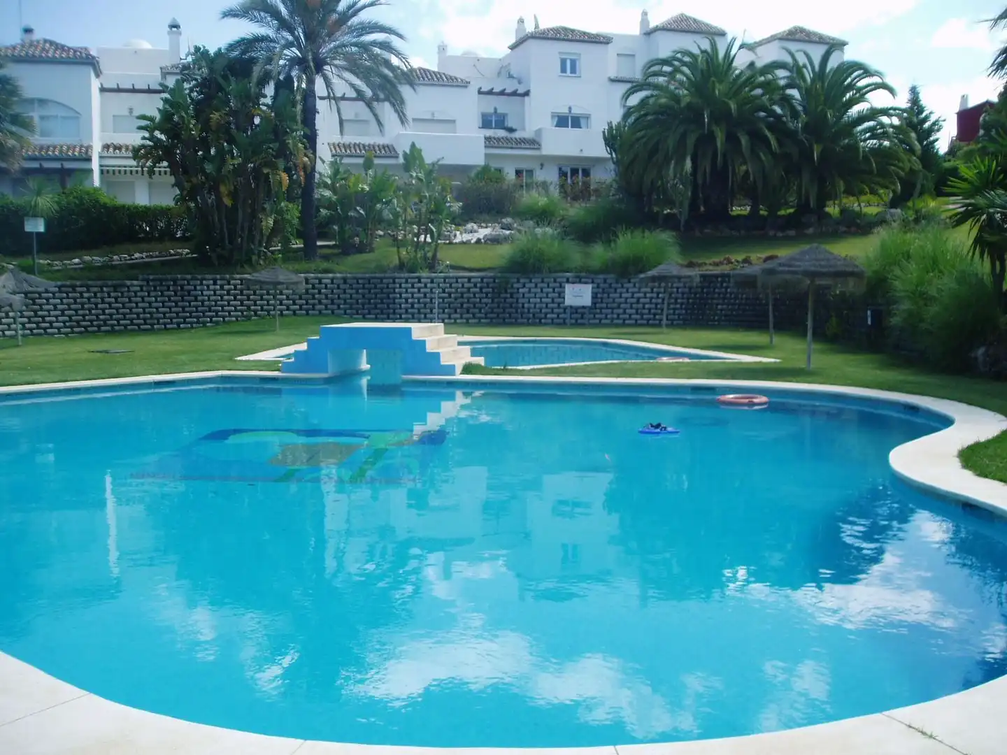 Piscina de Casa adosada en venda en Estepona amb Aire condicionat, Terrassa i TV