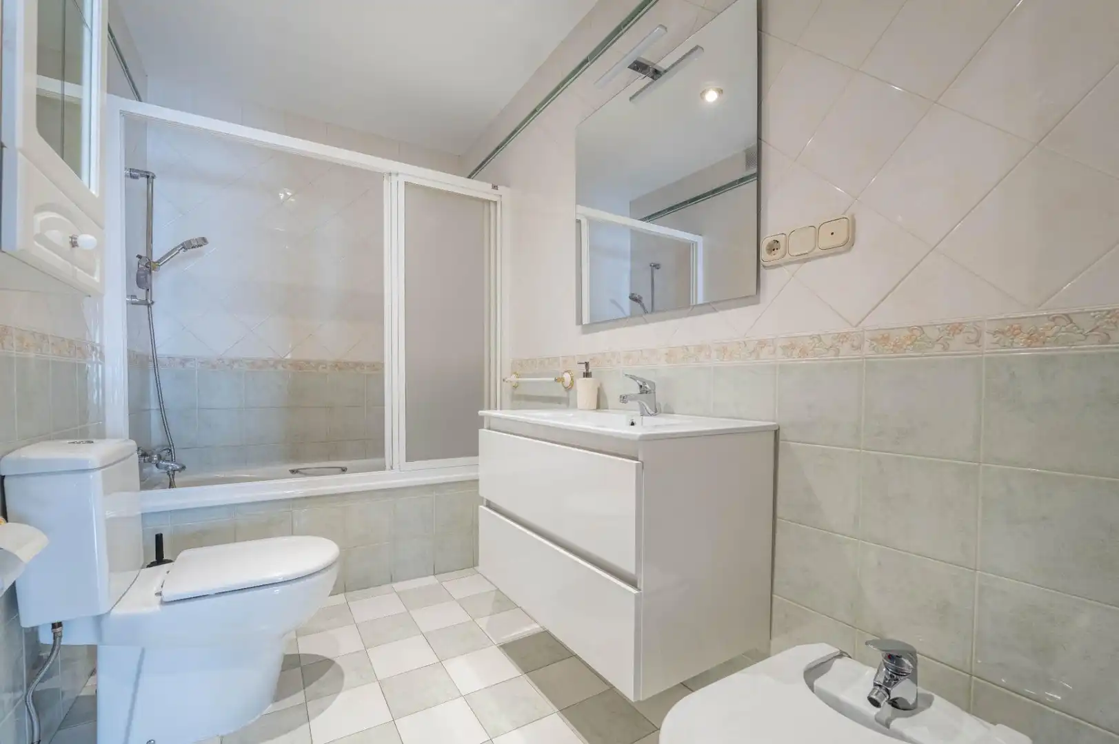 Baño de Piso en venta en Granada con Terraza, Trastero y Balcón