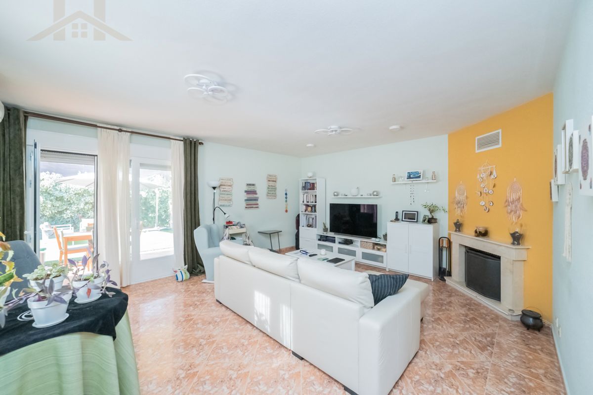Sala d'estar de Casa adosada en venda en Batres amb Aire condicionat, Calefacció i Jardí privat