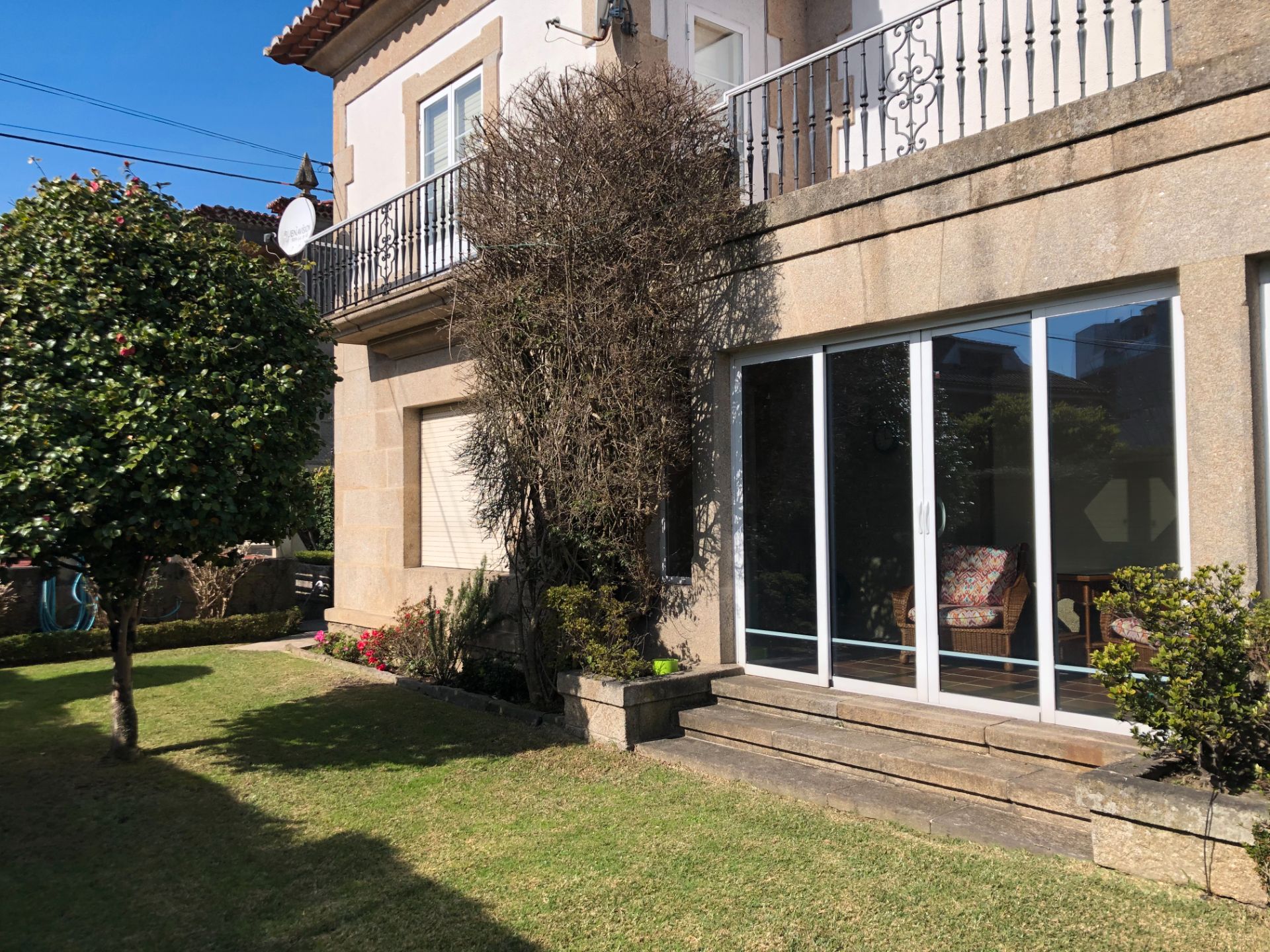 Vista exterior de Casa o xalet de lloguer en Vigo  amb Aire condicionat, Calefacció i Jardí privat