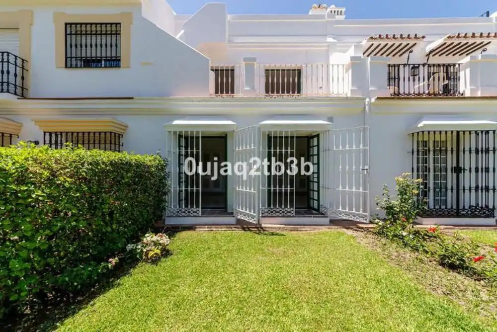 Vista exterior de Casa adosada de alquiler en Marbella con Aire acondicionado, Jardín privado y Terraza