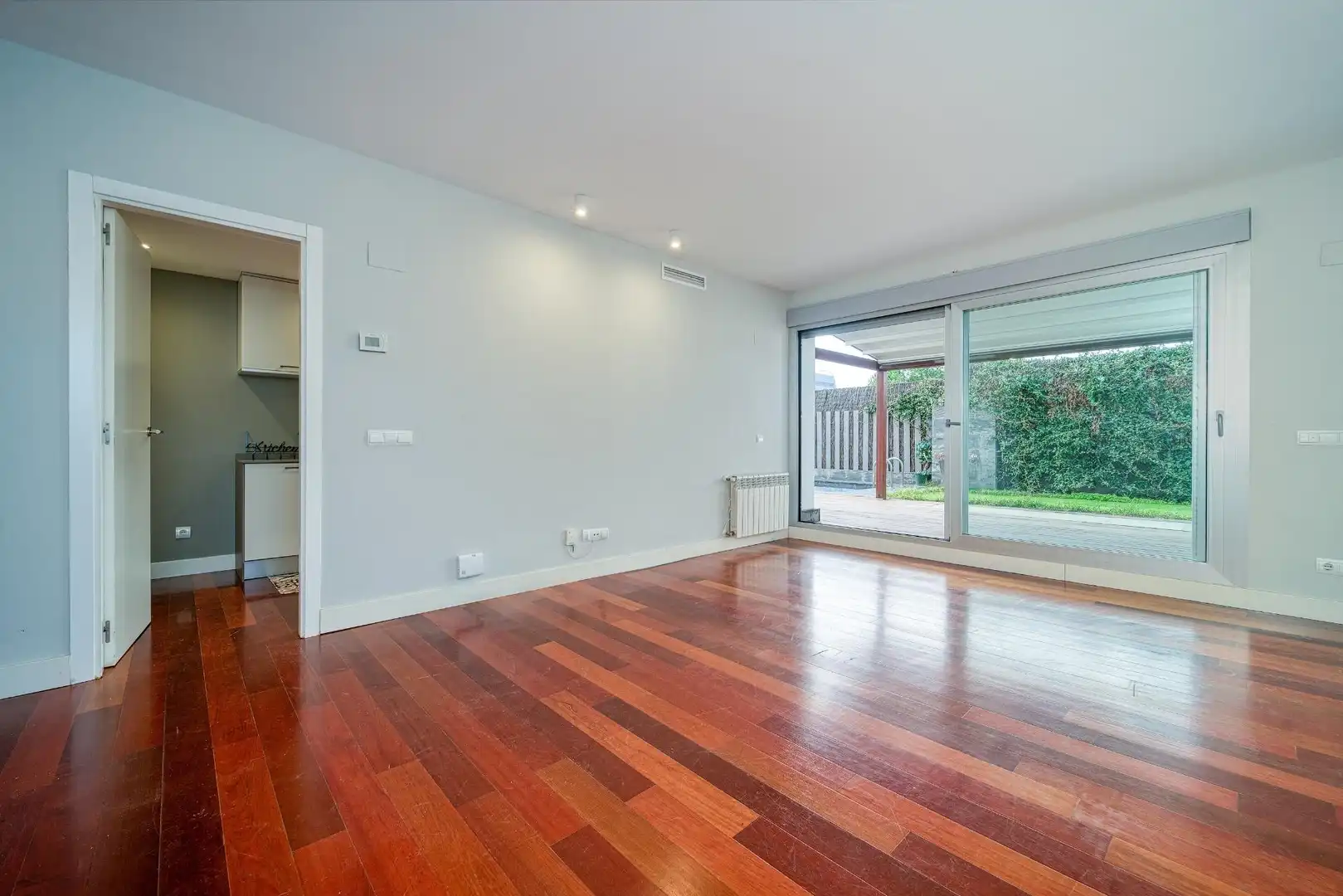 Sala de estar de Planta baja de alquiler en Majadahonda con Aire acondicionado, Calefacción y Jardín privado