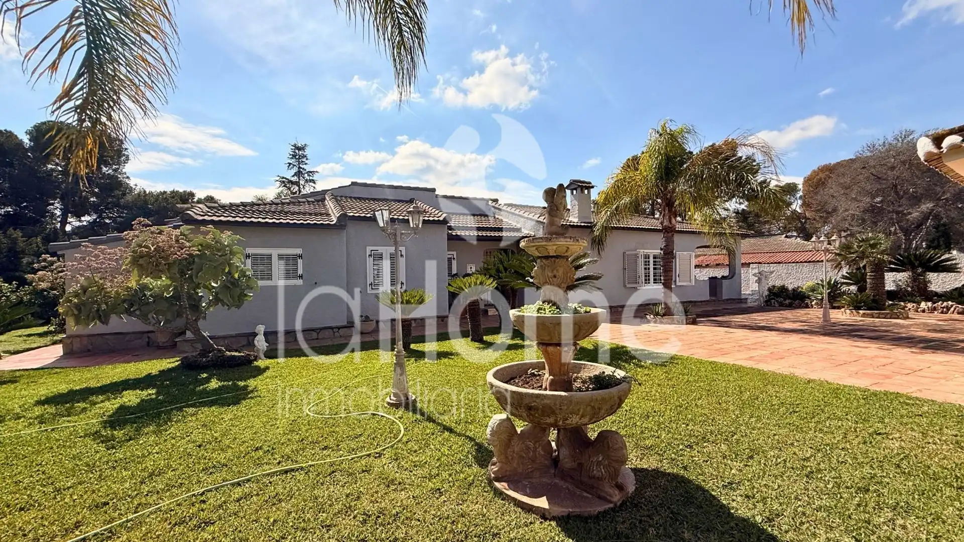 Vista exterior de Casa o xalet en venda en Paterna amb Aire condicionat, Calefacció i Jardí privat