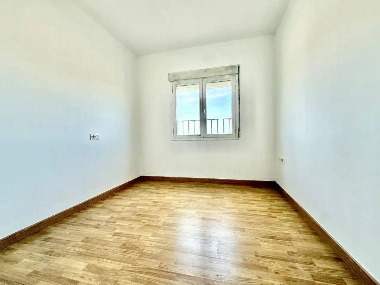 Habitación de Casa adosada en venta en Miguel Esteban con Alarma y Piscina comunitaria