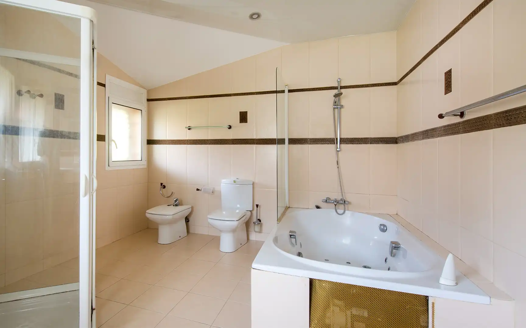 Baño de Casa o chalet en venta en Sant Boi de Llobregat con Aire acondicionado, Jardín privado y Trastero