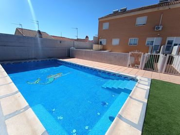 Adossat amb piscina en venda a Casco Urbano