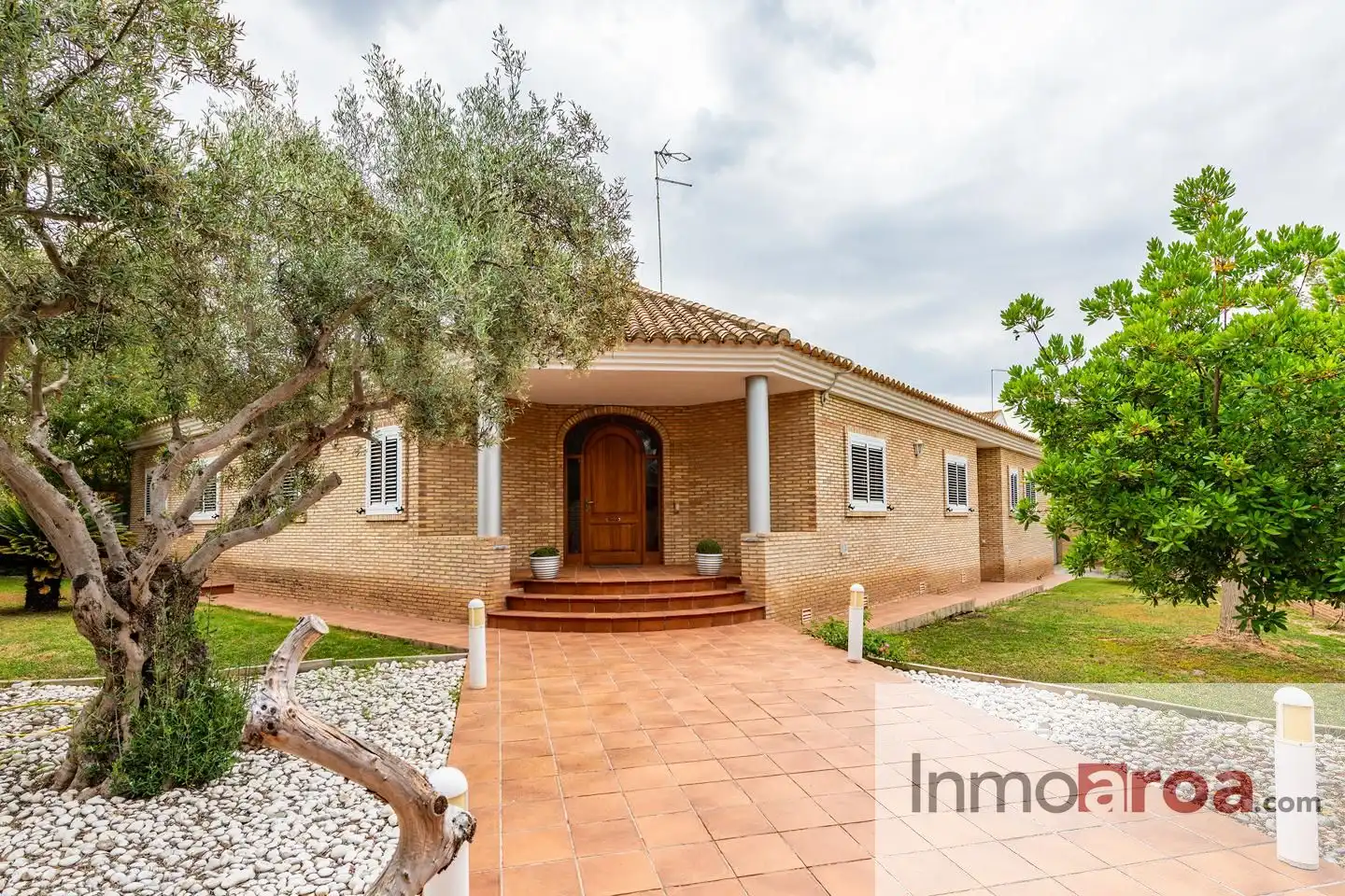 Vista exterior de Casa o chalet en venta en Paterna con Jardín privado, Terraza y Piscina