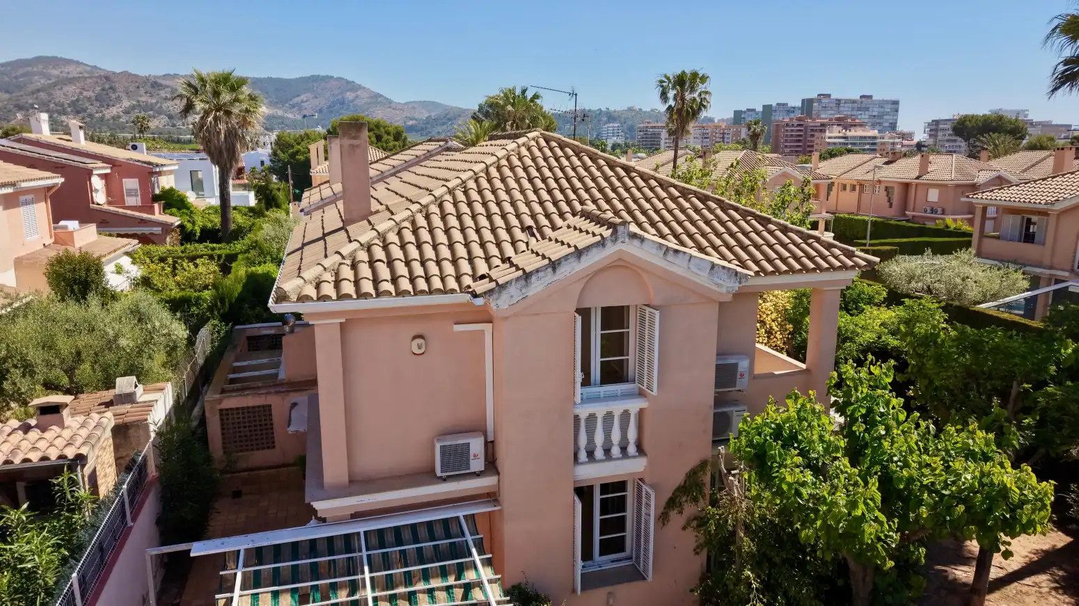 Außenansicht von Einfamilien-Reihenhaus zum Verkauf in Benicasim / Benicàssim mit Heizung, Privatgarten und Terrasse