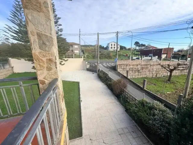 Vista exterior de Casa o xalet en venda en Sanxenxo amb Jardí privat, Terrassa i Moblat
