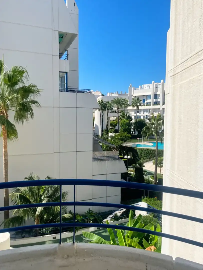 Vista exterior de Dúplex en venda en Marbella amb Aire condicionat, Terrassa i Traster