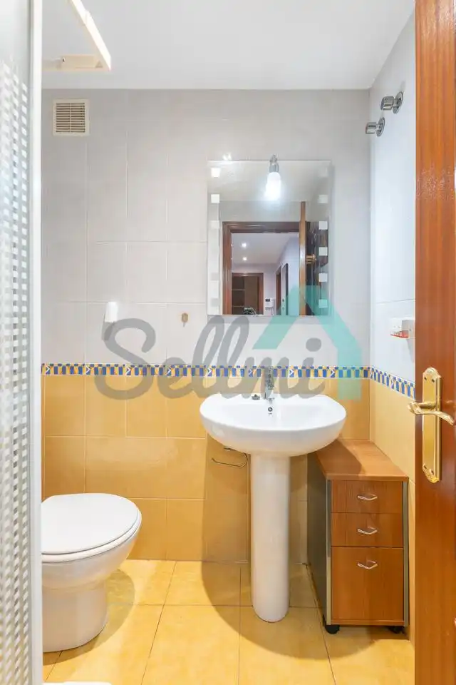 Bathroom of Flat for rent in Oviedo   with Heating, Parquet flooring and Furnished