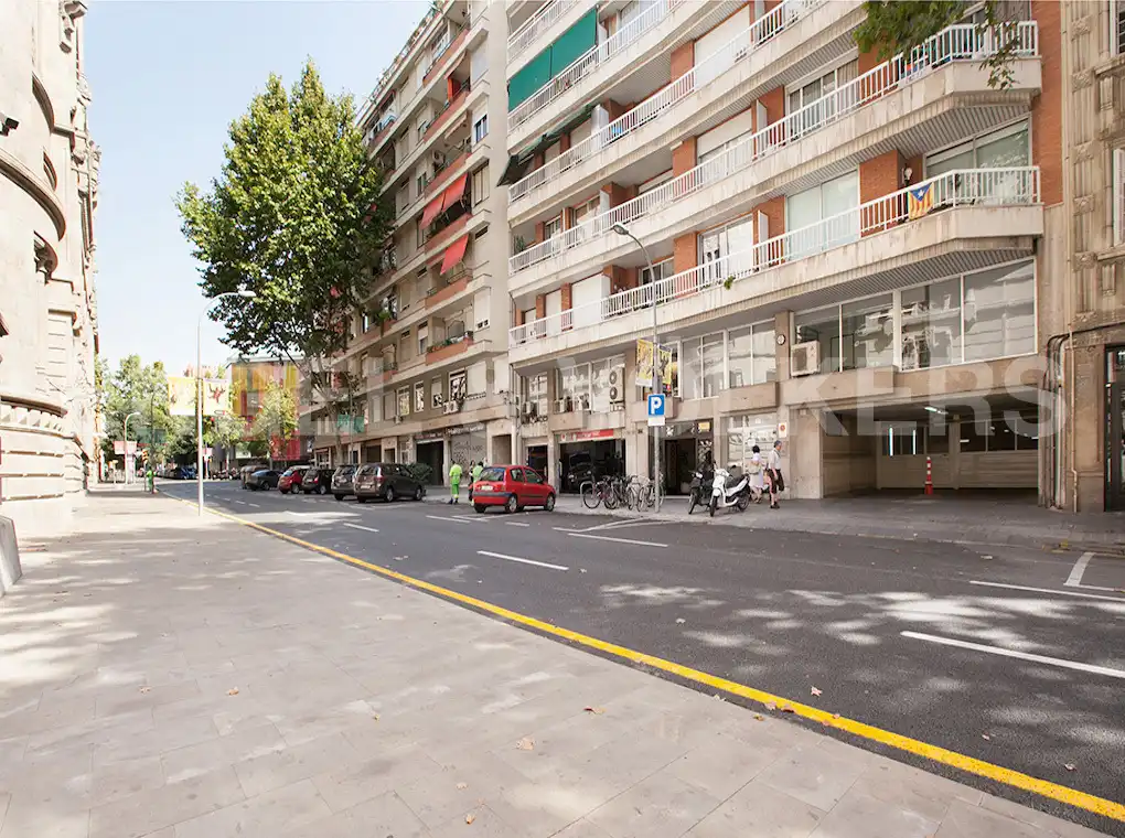 Vista exterior de Oficina en venda en Barcelona amb Terrassa