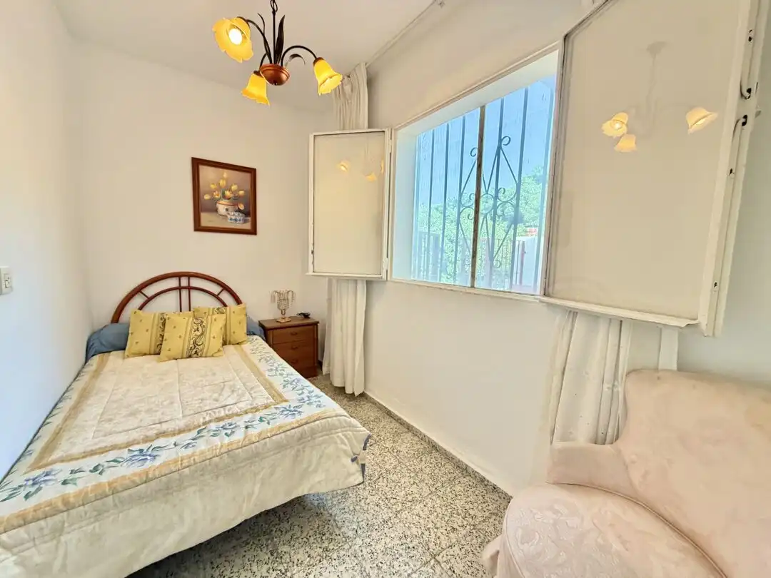 Dormitori de Casa o xalet en venda en Benamocarra amb Jardí privat i Moblat