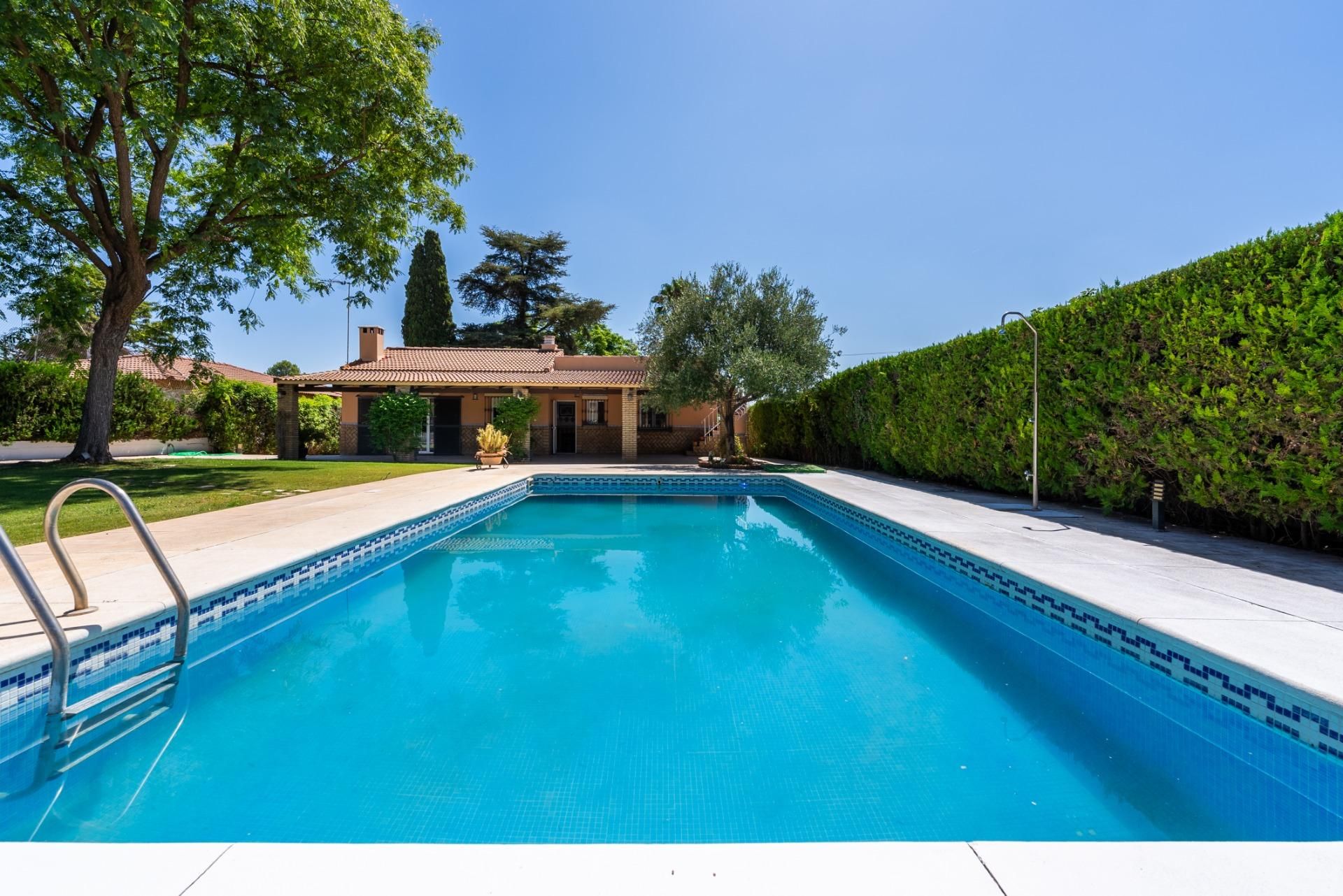 Piscina de Casa o xalet en venda en Palomares del Río amb Aire condicionat, Jardí privat i Terrassa