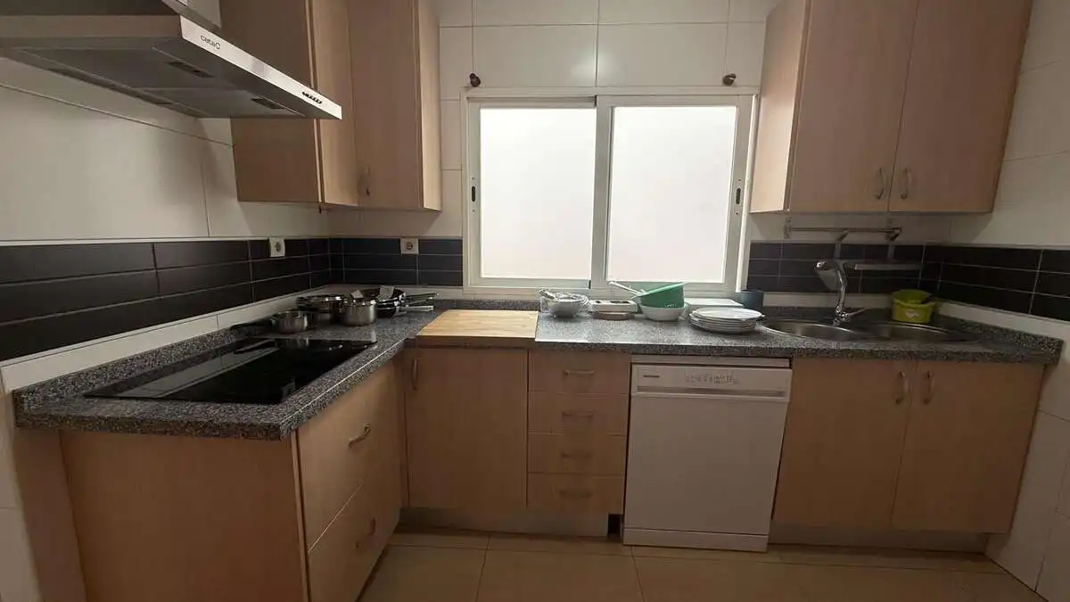 Cuina de Pis de lloguer en Granada amb Aire condicionat, Calefacció i Moblat