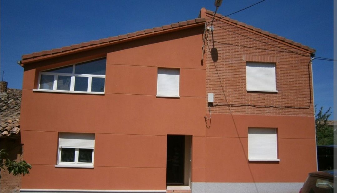 Vista exterior de Casa adosada en venda en Villadiego amb Jardí privat