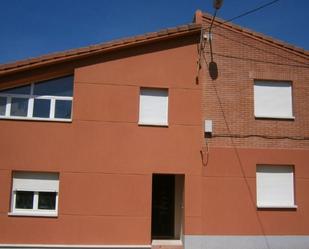 Vista exterior de Casa adosada en venda en Villadiego amb Jardí privat