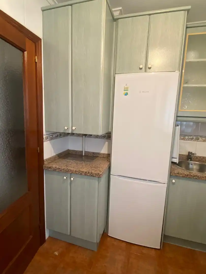 Cocina de Piso de alquiler en Oviedo  con Calefacción, Parquet y Amueblado