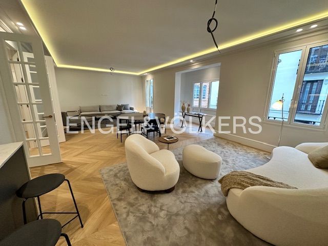 Living room of Apartment for sale in  Madrid Capital  with Air Conditioner, Heating and Furnished