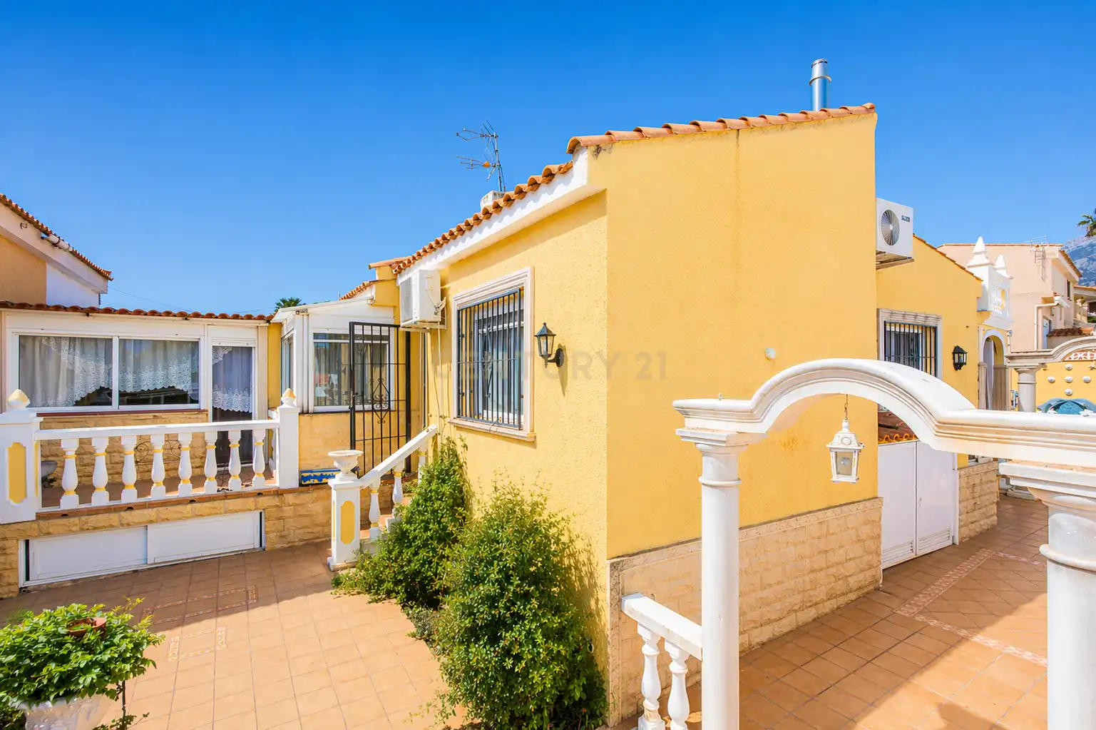 Vista exterior de Casa adosada en venta en La Nucia con Aire acondicionado, Trastero y Piscina