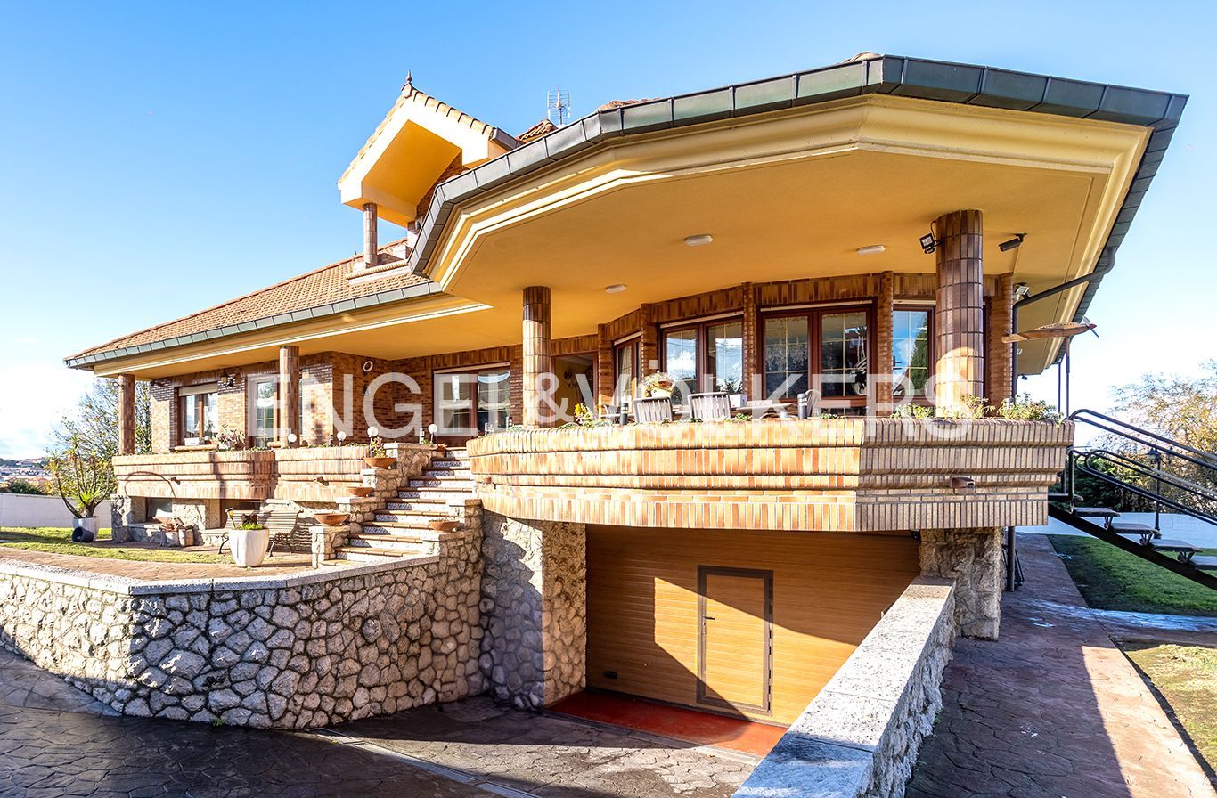 Vista exterior de Casa o xalet en venda en Camargo amb Calefacció, Jardí privat i Parquet