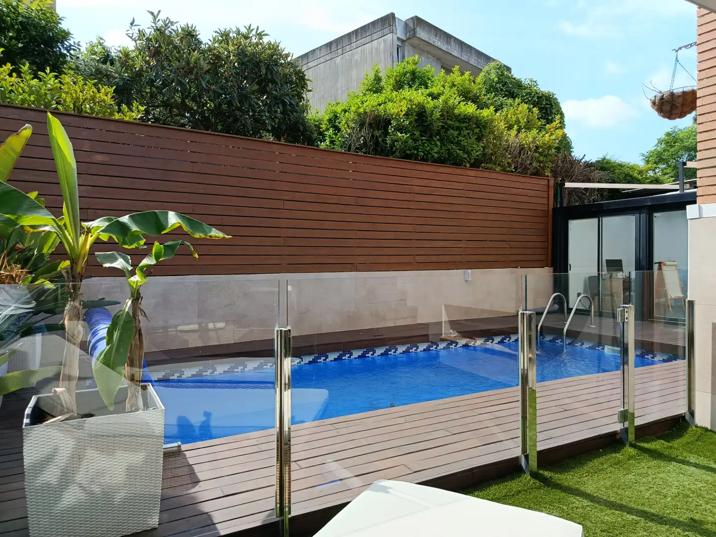 Piscina de Casa adosada en venda en Girona amb Aire condicionat, Calefacció i Jardí privat