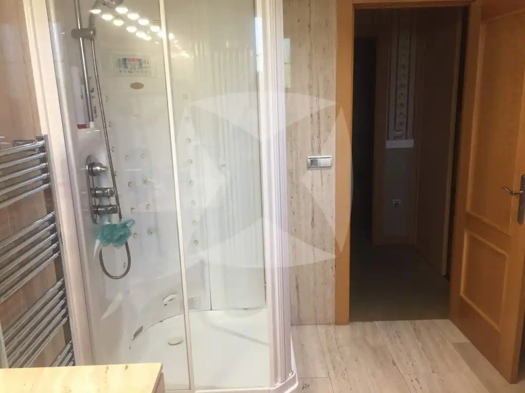 Bany de Casa o xalet en venda en Badajoz amb Aire condicionat, Calefacció i Jardí privat